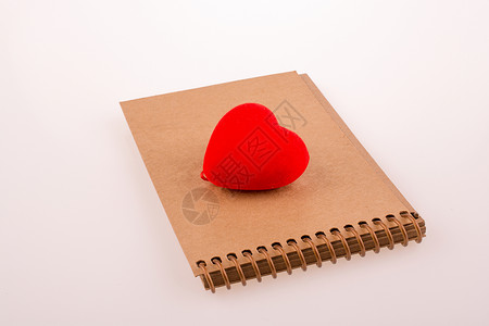 笔记本上的心脏白色记事本友谊螺旋活页办公用品背景图片