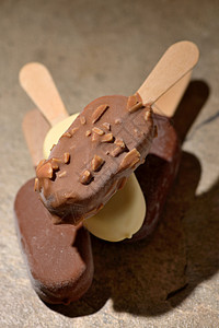 巧克力冰淇淋巧克力冰棒产品团体美食家寒意黄色收藏香草味道棕色背景图片