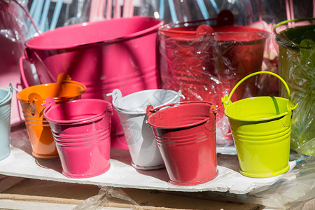 几桶不同颜色的小水桶镀锌金属材料家庭园艺背景图片