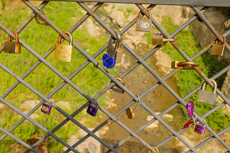 墙上有许多色彩多彩的爱情挂锁忠诚誓言友谊钥匙红色金属文化栅栏安全背景图片
