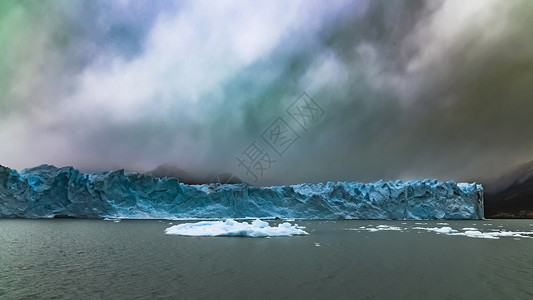 在佩里托莫雷诺冰川漂浮的冰山旅游高清图片素材