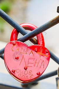 在栅栏上挂着多彩的爱情锁背景图片
