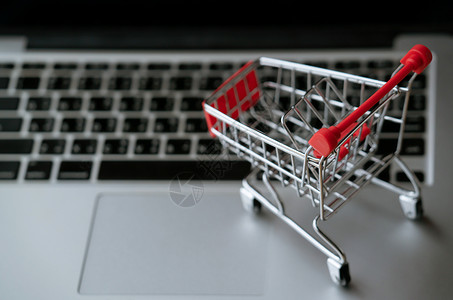 手提笔记本电脑购物车经济顾客支付营销篮子互联网购物销售网络市场商业的高清图片素材