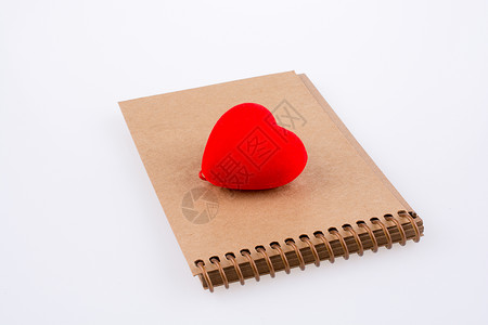 笔记本上的心脏办公用品友谊白色螺旋记事本活页背景图片