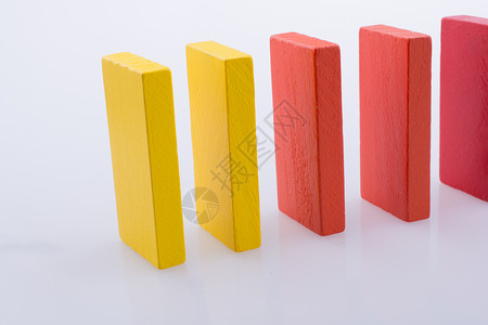 不同颜色的多米诺区块骨牌活动玩具团体长方形闲暇商业积木白色背景图片
