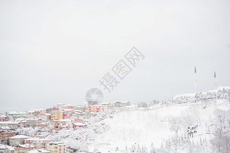 土耳其Istanbul岛乌斯库达Uskudar的冬季观察尖塔密集地火鸡背景图片