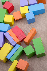 棕色背景上的多彩建筑块教育木头童年商业团体立方体积木玩具活动建筑背景图片