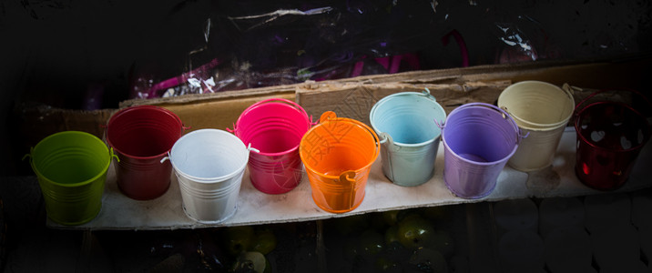 几桶不同颜色的小水桶镀锌园艺材料金属家庭背景图片