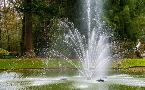 洒水器特写喷泉喷洒水 美丽的花园和公园的装饰物;背景