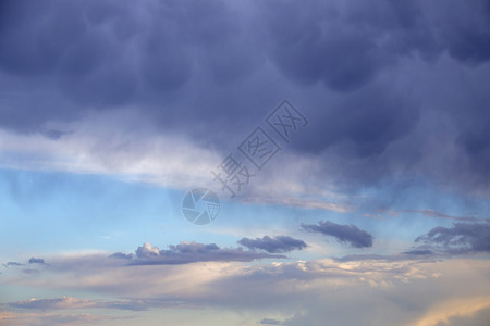 平原风暴云云景草原危险天空风景戏剧性天气景观场景荒野背景图片