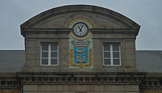 在法国阿夫兰切 有时钟和军服的多明德楼顶旅行高清图片素材