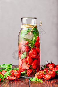 灌满了草莓和Basil的水食物输液甜点饮食浆果草本植物瓶子水果冷藏酒精背景图片