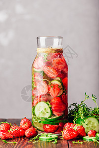 灌满了草莓 黄瓜和Thyme的水食物叶子香料排毒浆果冷藏酒精福利苏打蔬菜背景图片