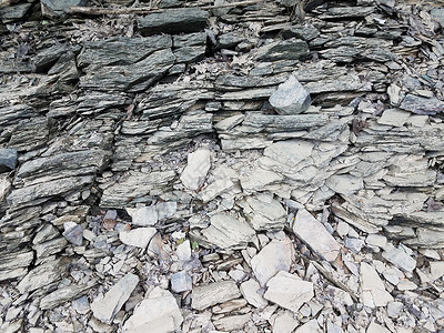地上断裂或碎片灰岩地面灰色岩石石头侵蚀背景图片