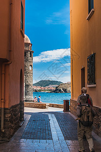 东比利牛斯山脉法国Collioure街街道的图片视图天空蓝色假期历史建筑学旅行港口海滩街道阴影背景