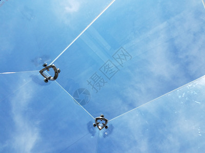 蓝色天空和从清亮玻璃盒内云彩的视图白色建筑天花板玻璃窗户背景图片