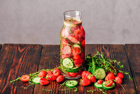 灌满了草莓 黄瓜和Thyme的水草本植物冷藏输液水果百里香叶子青菜饮食浆果排毒背景图片