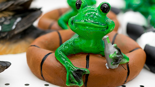 陶瓷绿青蛙雨蛙眼睛叶子食物宏观玩具动物红色辣椒蟾蜍坐着高清图片素材