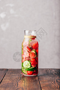 灌满了草莓 黄瓜和Thyme的水饮食福利浆果蔬菜瓶子食物冷藏输液清洁草本植物背景图片