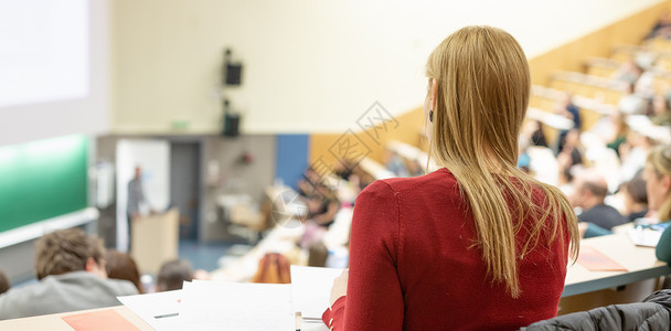 讲座大厅的观众 女学生做笔记商业讲话座谈会老师经理听众参与者首脑学院创业背景图片