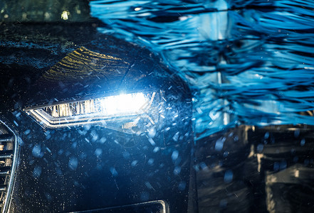 洗车车辆中的现代车辆洗涤高清图片素材