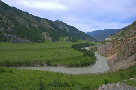 绿宝石卡吞 一条美丽的山河流经由山脉环绕的肥沃山谷 阿尔泰 西伯利亚 俄罗斯 景观远足高清图片素材