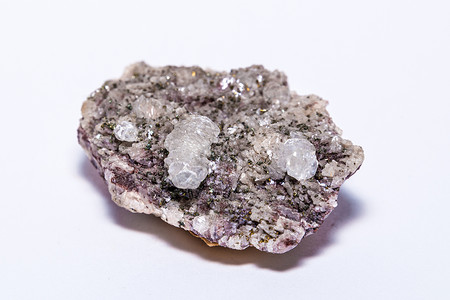 含有大量分离的铜矿石的焦白铁金矿矿物质高清图片