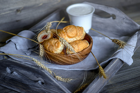 克罗森斯 一个杯子与fefir 和耳朵的谷物 在木质托盘上小麦酸奶乡村小吃早餐羊角面包牛奶木头烹饪背景图片