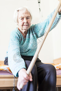 游子身上衣96岁的年长妇女用棍子在她坏的身上运动女士老年退休人员帮助活动卫生护理医学病人背景