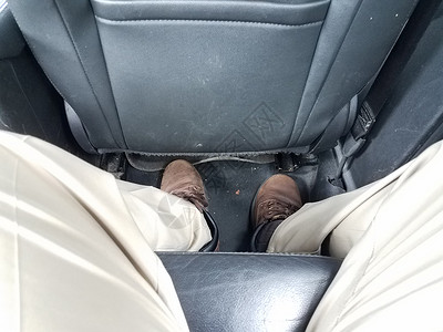 车后座的棕色裤子和鞋子车辆运输汽车衣服座位背景图片
