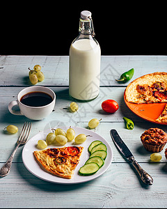早餐饼和牛奶黄瓜胡椒高清图片