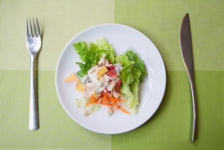 白色盘子上新鲜蔬菜健康沙拉 准备吃小吃洋葱食品食物黄瓜营养叶子青菜午餐美食橄榄高清图片素材