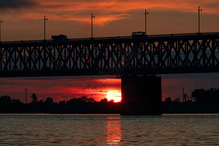 俄罗斯 哈巴罗夫斯克 照片来自河中央 校对 Portnoy跨度城市过桥天空旅行火车铁路桥接太阳建筑地标高清图片素材