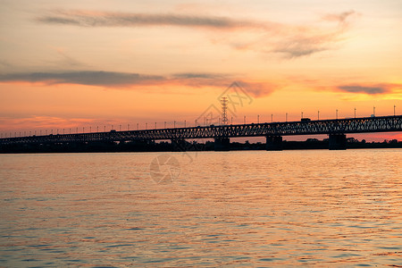 阿穆尔河俄罗斯 哈巴罗夫斯克 照片来自河中央 校对 Portnoy桥接火车太阳旅游海岸运输建筑城市过桥天空背景