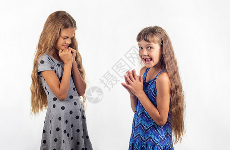 女孩会因为她朋友的争吵而惩罚她的朋友姐妹高清图片素材