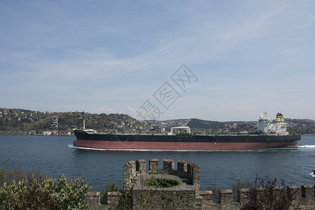 堡垒弯拖船货货船货物历史蓝色运输天空过境堡垒城堡墙壁背景