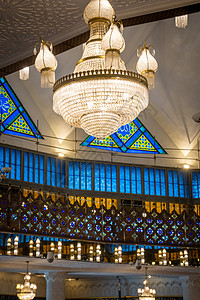 清真寺在吉隆坡的吊灯和彩色窗户高清图片