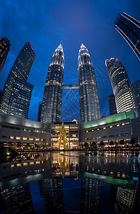 Petronas双塔全景 马来西亚吉隆坡有照明的圣诞节装饰品背景图片