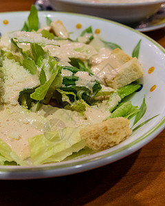 绿色叶色沙拉 配红薯条植物午餐多叶盘子饮食蔬菜食物叶子面包块美食油煎面包块沙拉高清图片素材