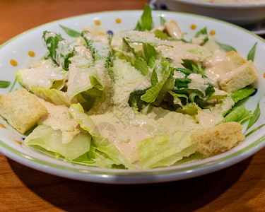 绿色叶色沙拉 配红薯条蔬菜午餐饮食营养叶子植物盘子面包块多叶美食可口的高清图片素材