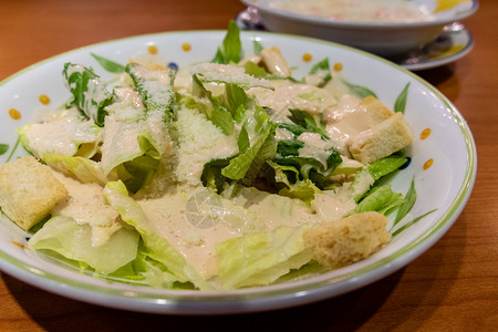 绿色叶色沙拉 配红薯条面包块多叶饮食午餐植物树叶盘子营养食物叶子新鲜的高清图片素材