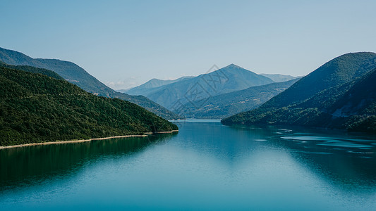 Zhinvali 水库湖风景与山峰 是高加索的主要山脊森林蓝色国家环境假期溪流天空全景旅游水库背景图片