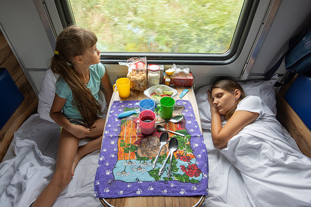 火车上的情况 妈妈在睡觉 女儿看着窗外 最顶楼的风景背景图片