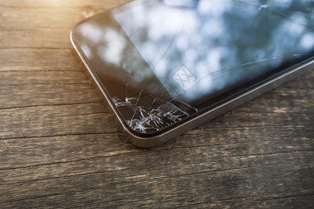 黑色智能电话断开屏幕电子监视器划痕粉碎手机碰撞保险损害展示失败划伤高清图片素材