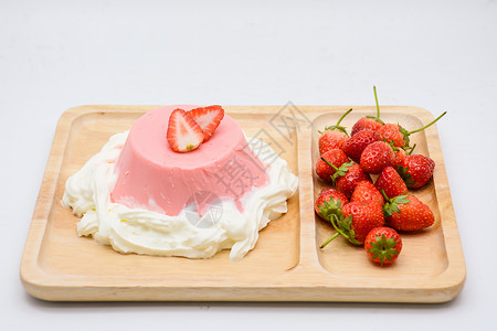 漂亮草莓蛋糕木头棉花高清图片
