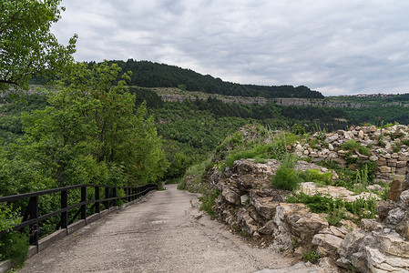 与老齐一起通往Trapanitsa堡垒山丘的道路高清图片