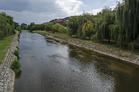 Bregalnica河谷的夏季风景 在Maleshevo和Osogovo山之间的Delchevo镇中放轻松 树木横行岩石蓝色旅游背景