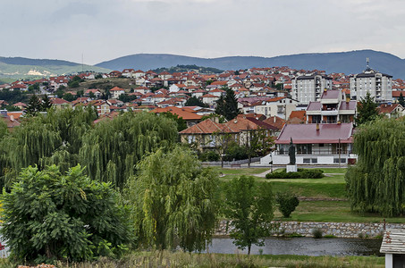 渠家大院住宅区和河谷的景观 有放松和树木的地方 Maleshevo 和 Osogovo 山脉之间的德尔切沃镇叶子旅行海岸建筑学蓝色房子渠背景