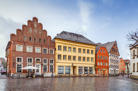 历史市场广场 德国沃伦多夫天空地标降雪交易历史性建筑学山墙房子正方形城市背景图片