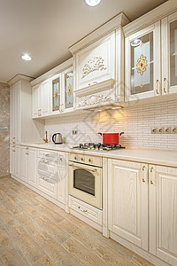 坐垫式储物柜现代白色和蜜蜂式豪华奢华厨房内玻璃地面器具公寓房子烤箱彩色储物柜天花板红色背景